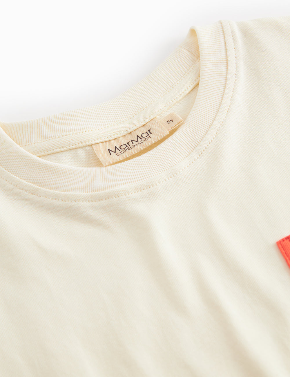 Kortærmet børne-T-shirt i råhvid med kontrastærmer og brystlomme