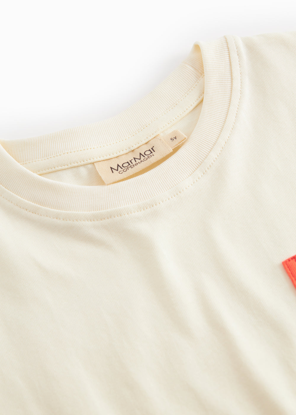 Kortærmet børne-T-shirt i råhvid med kontrastærmer og brystlomme