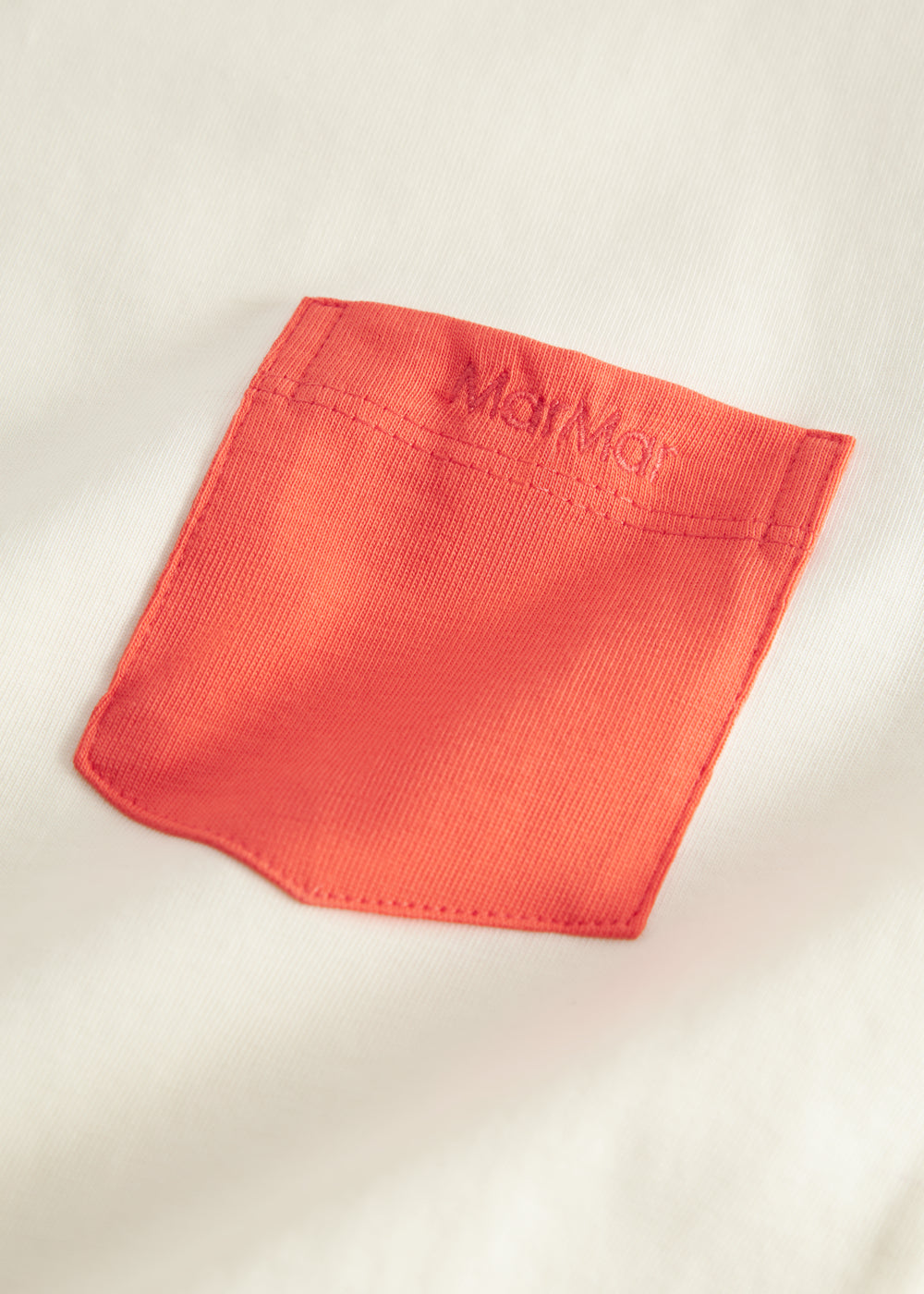 Short-sleeved children's T-shirt in raw white with contrast sleeves and chest pocket.