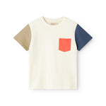 Short-sleeved children's T-shirt in raw white with contrast sleeves and chest pocket.