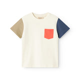 Short-sleeved children's T-shirt in raw white with contrast sleeves and chest pocket.