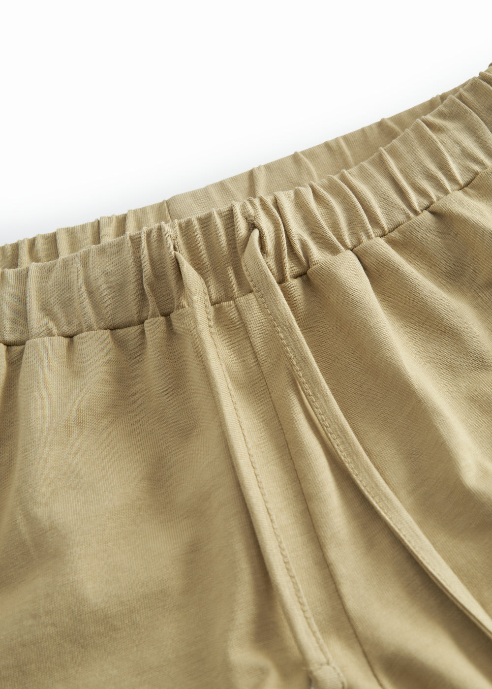 Beige børneshorts med bred elastik og bindebånd 