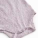 Lilla langärmet leopard baby bodystocking