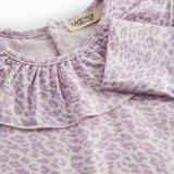 Langærmet lilla leopard t-shirt til børn med flæsekrave