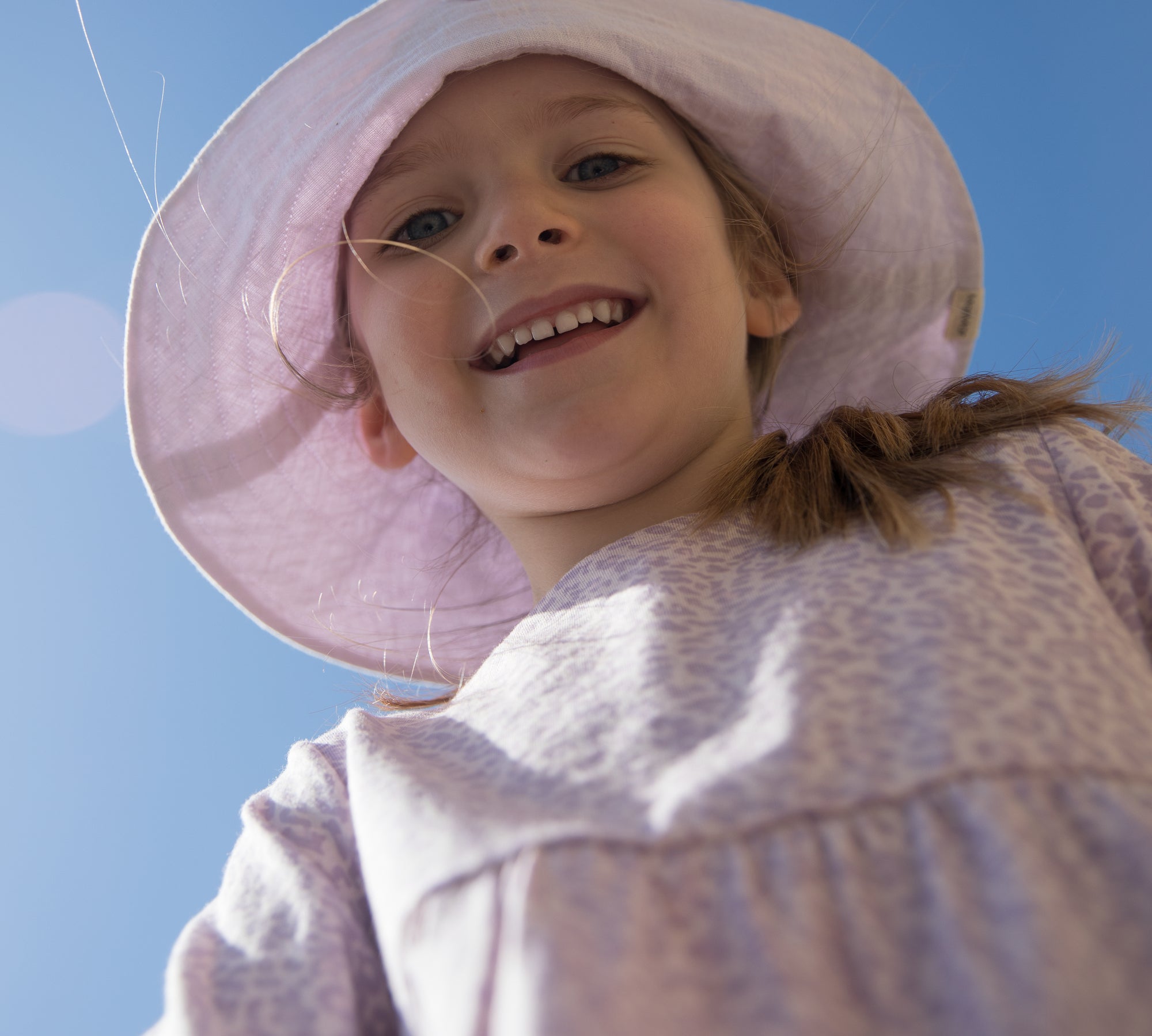 Pige med sommerhat og leopard kjole