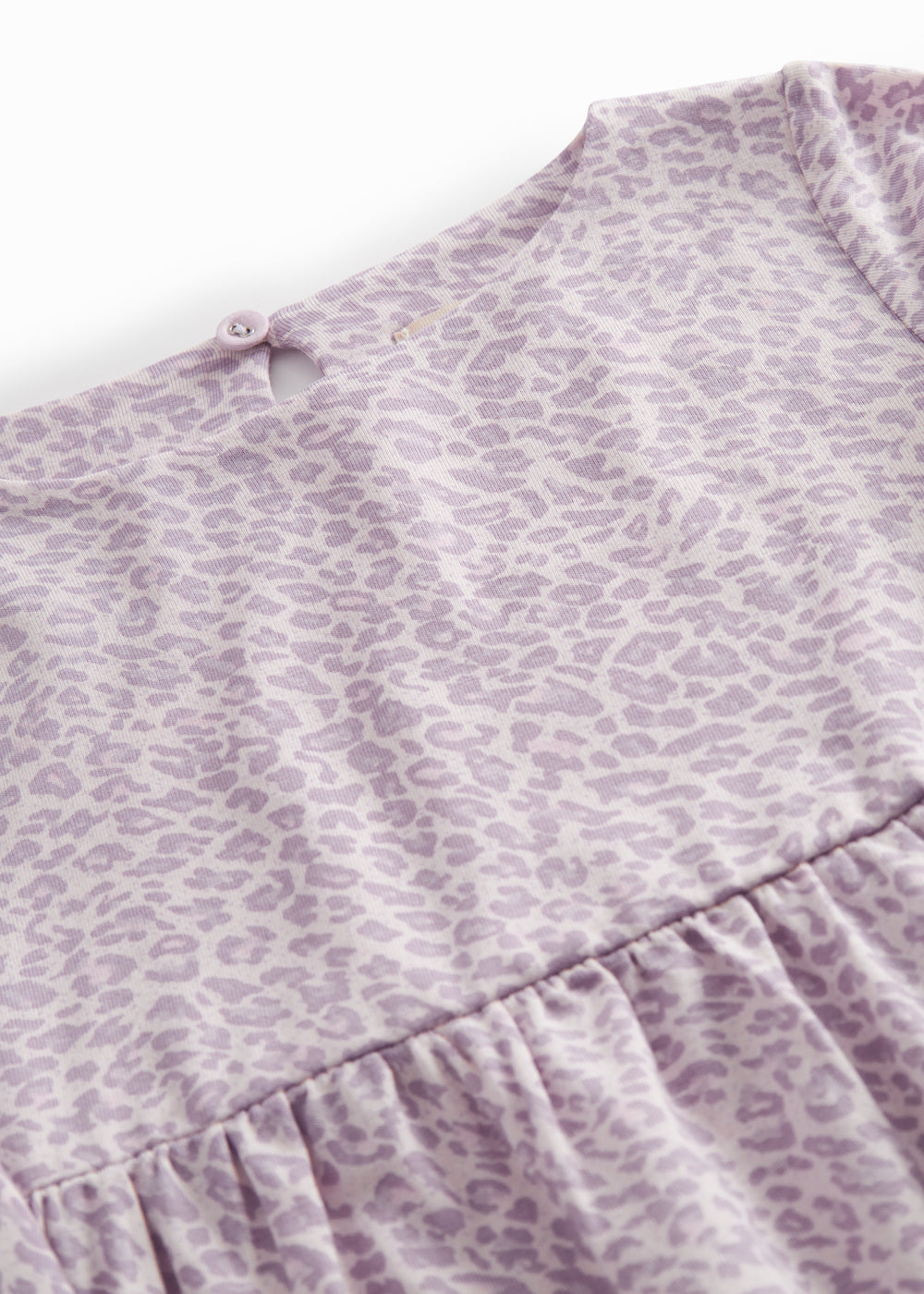 Langærmet lyserød leopard kjole til børn med  elastik i ærme og knaplukning bagpå