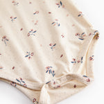 Langärmet baby bodystocking with floral print and snap closure