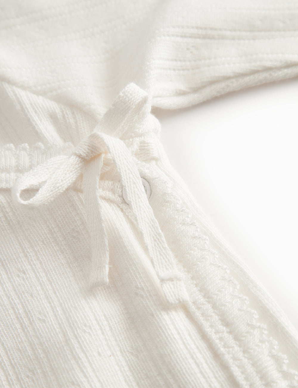 Langærmet pointelle bluse til nyfødte med slå-om-lukning