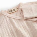 Langærmet Lyserød pointelle heldragt med fødder til nyfødte

Translation:
Long-sleeved pink cotton onesie with feet for newborns