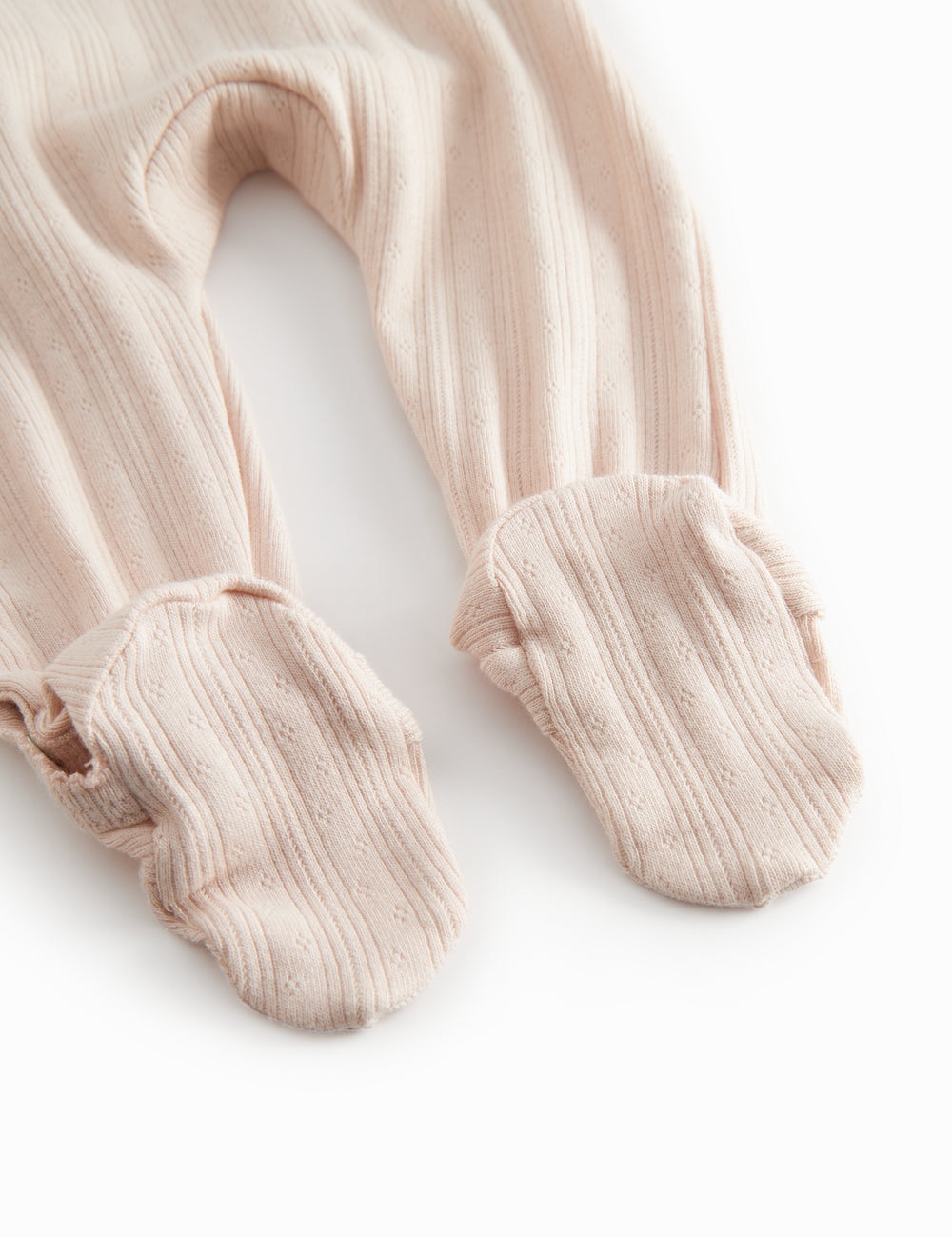 Langærmet Lyserød pointelle heldragt med fødder til nyfødte

Translation:
Long-sleeved pink cotton onesie with feet for newborns