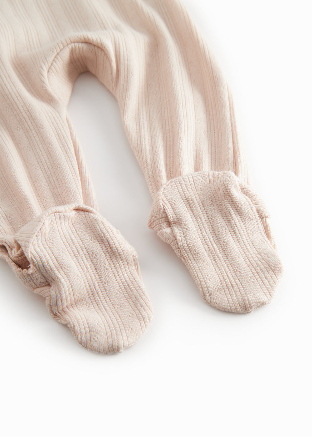 Langærmet Lyserød pointelle heldragt med fødder til nyfødte

Translation:
Long-sleeved pink cotton onesie with feet for newborns