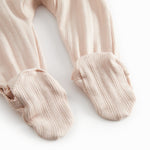 Langærmet Lyserød pointelle heldragt med fødder til nyfødte

Translation:
Long-sleeved pink cotton onesie with feet for newborns