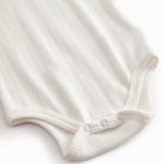 Langærmet hvid pointelle baby bodystocking