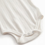 Langærmet hvid pointelle baby bodystocking