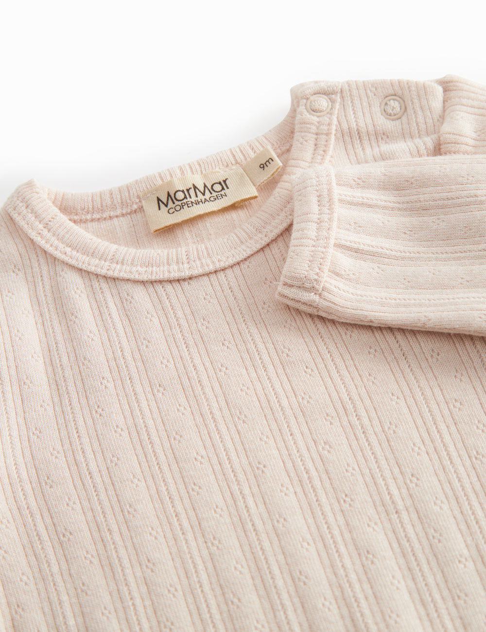 Langærmet lyserød pointelle baby bodystocking

Translation: Long-sleeved bright red pointelle baby bodystocking