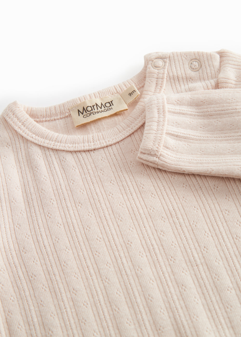 Langærmet lyserød pointelle baby bodystocking

Translation: Long-sleeved bright red pointelle baby bodystocking