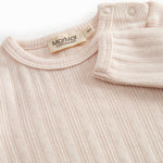 Langærmet lyserød pointelle baby bodystocking

Translation: Long-sleeved bright red pointelle baby bodystocking