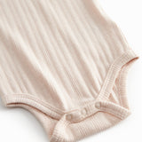 Langærmet lyserød pointelle baby bodystocking

Translation: Long-sleeved bright red pointelle baby bodystocking