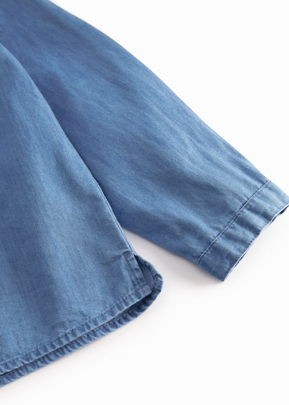 Langærmet denim skjorte til børn med kinakrave og knaplukning 