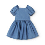 Blå børnekjole med pufærmer, lommer og knaplukning