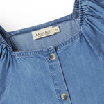 Blå børnekjole med pufærmer, lommer og knaplukning