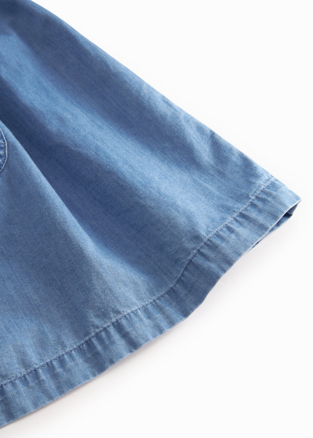 Blå børnekjole med pufærmer, lommer og knaplukning