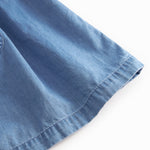 Blå børnekjole med pufærmer, lommer og knaplukning