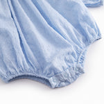 Lyseblå baby bodystocking med en fin bølget krave