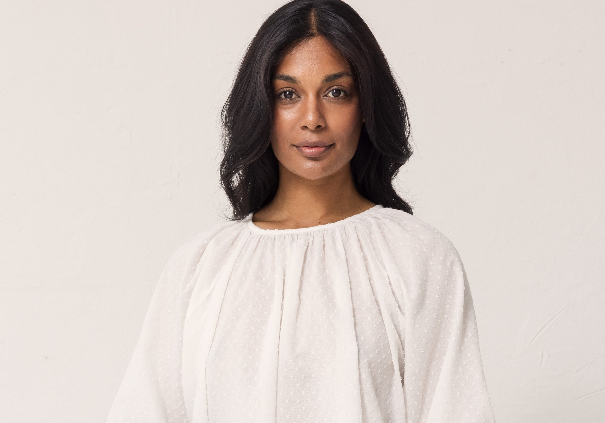 Kvinde i hvid skjorte med prik struktur i stoffet