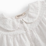 Langærmet hvid bluse til børn med broderimønster og krave
