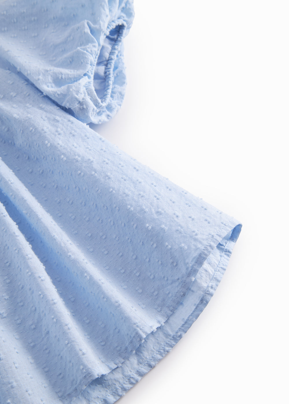 Kortærmet bluse til børn med puffærmer og fint broderimønster