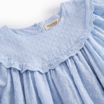 Langærmet lyseblå kjole med broderimønster, elastik ved håndleddene og rund halsudskæring med bølgede kanter