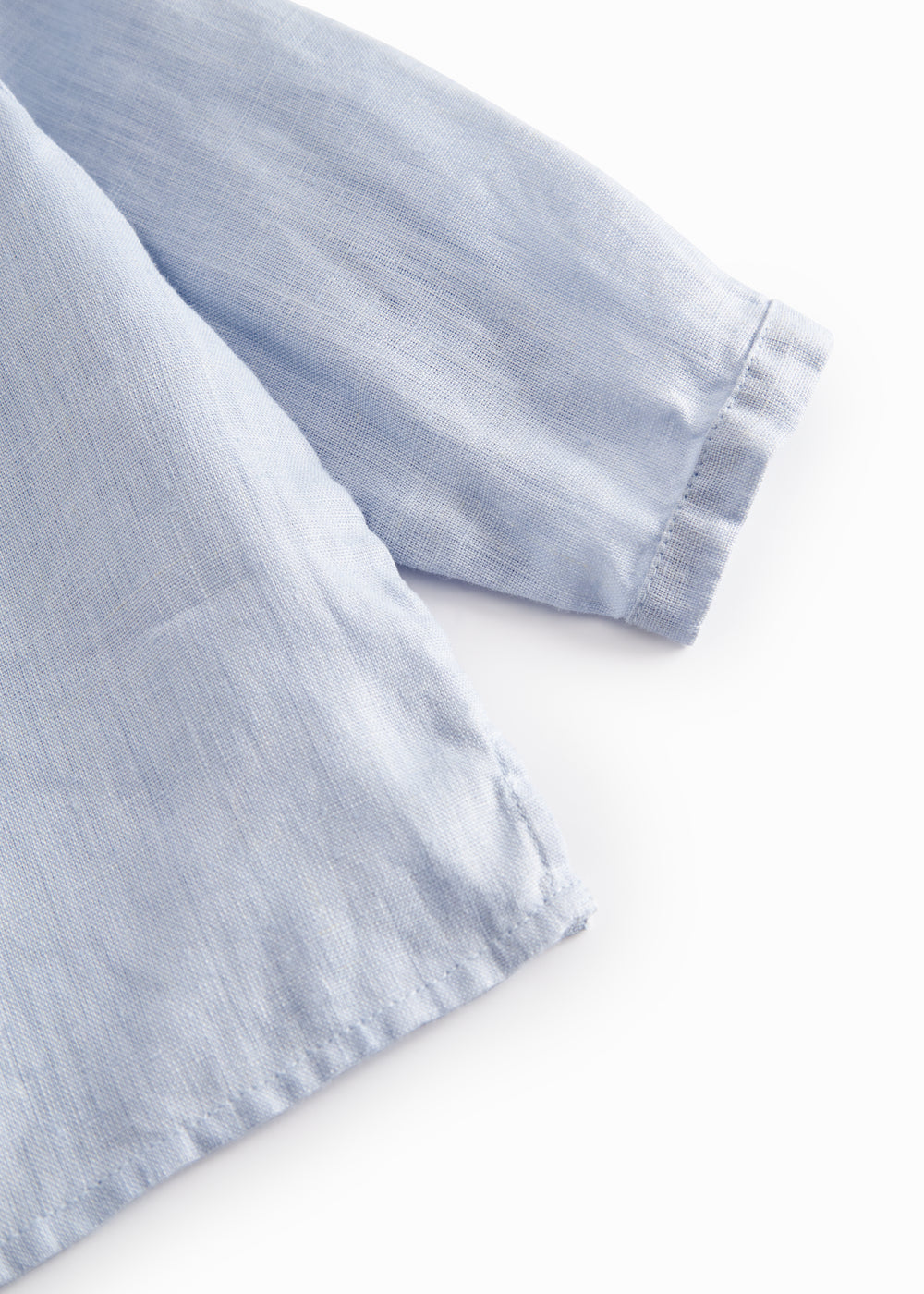 Langærmet lyseblå baby skjorte med kinakrave og knaplukning foran