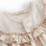 Beige heldragt baby baby with short sleeves and fl details.