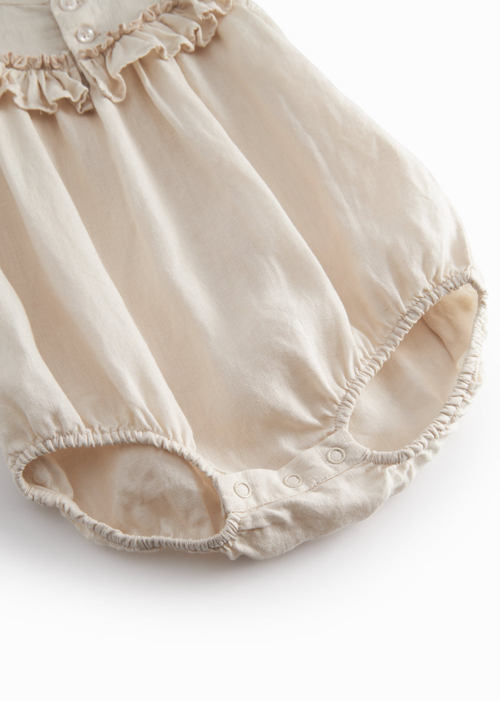 Beige heldragt baby baby with short sleeves and fl details.