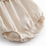 Beige heldragt baby baby with short sleeves and fl details.