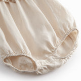 Beige heldragt baby baby with short sleeves and fl details.