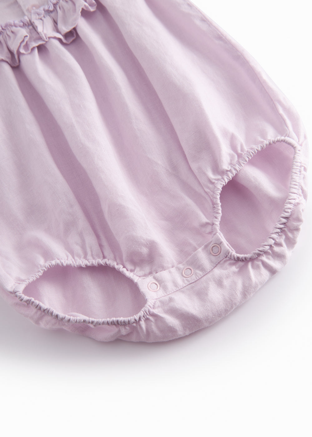 Lys lilla heldragt til baby med korte ærmer og flæsedetaljer