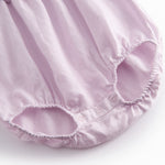 Lys lilla heldragt til baby med korte ærmer og flæsedetaljer