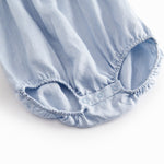 Lyseblå heldragt til baby med korte ærmer og flæsedetaljer