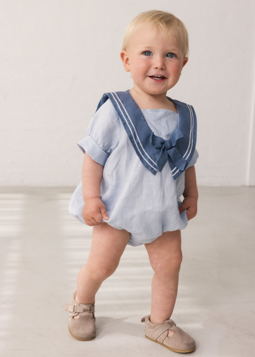 Bay window short-sleeved jacket with sailor collar and decorative bow.