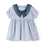 Kortærmet kjole med fin matroskrave og sløjfe foran