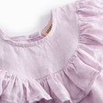 Ærmeløs lys lilla top til baby med flæsedetaljer