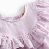 Ærmeløs lys lilla top til baby med flæsedetaljer