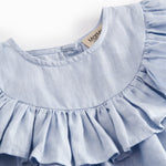 Ærmeløs top til baby med flæsedetaljer