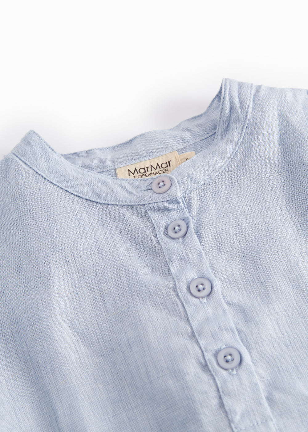 Lyseblå langærmet skjorte til børn med kinakrave og knaplukning foran