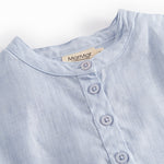 Lyseblå langærmet skjorte til børn med kinakrave og knaplukning foran