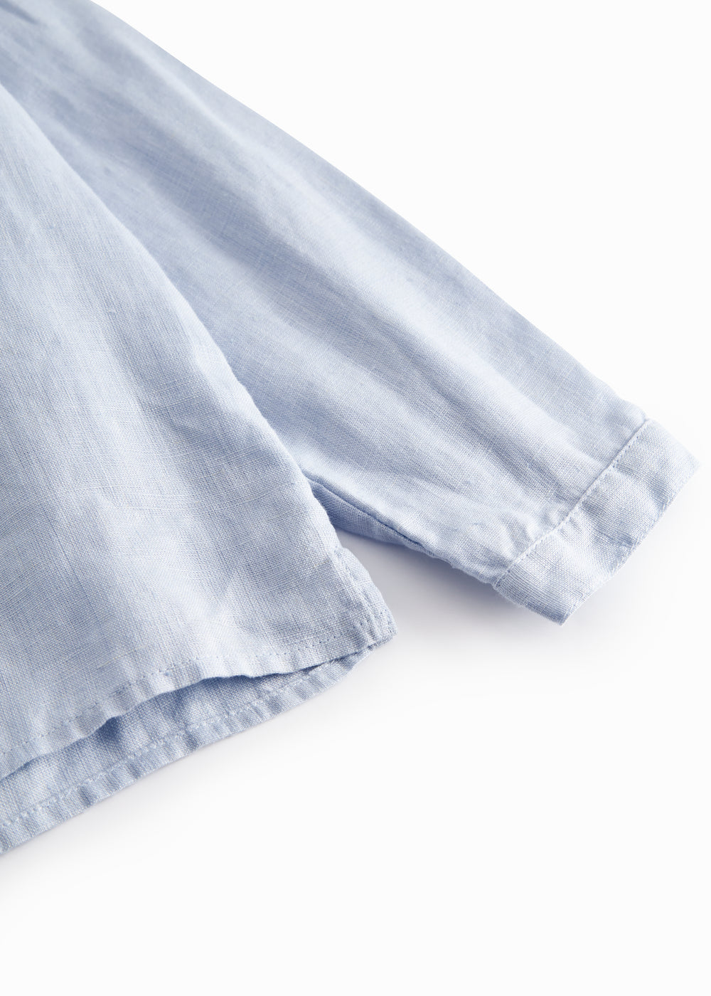 Lyseblå langærmet skjorte til børn med kinakrave og knaplukning foran