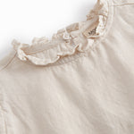 Ærmeløs beige top til børn med  flæsedetaljer