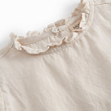 Ærmeløs beige top til børn med  flæsedetaljer